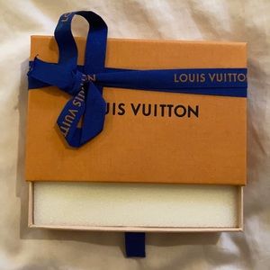 Louis Vuitton Box w Ribbon